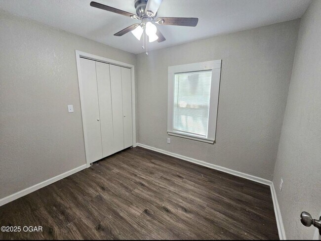 Building Photo - 427 E BJ Tunnell Blvd