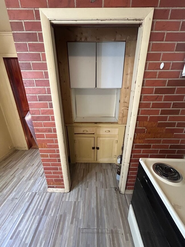 Building Photo - 1630 E Division St