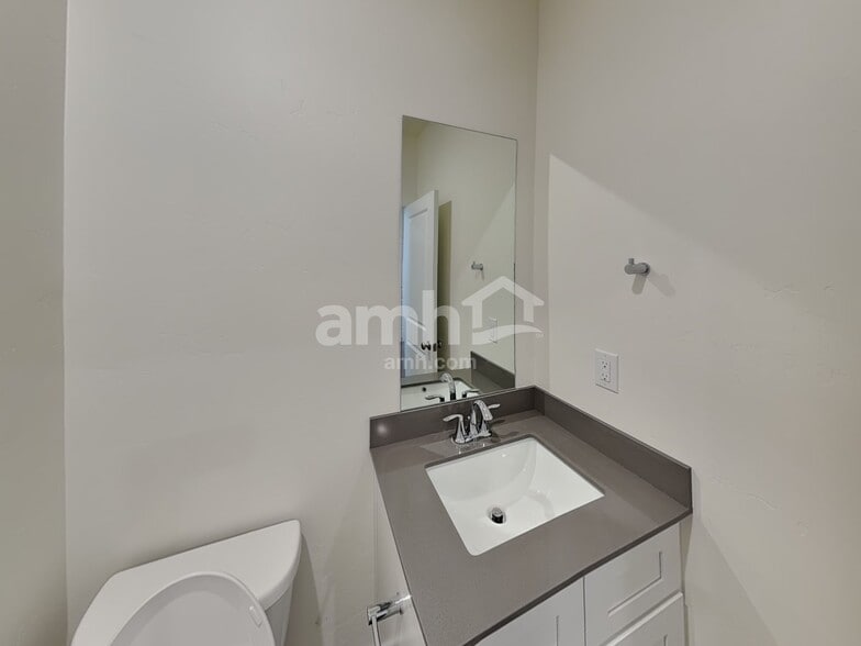 Building Photo - 3126 N Vigo Ave