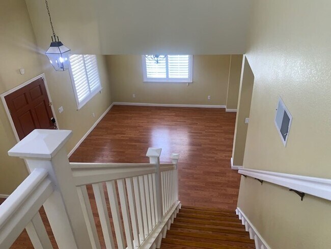 Building Photo - A SUPERB AND STUNNING 4 BEDROOM HOME IN TR...