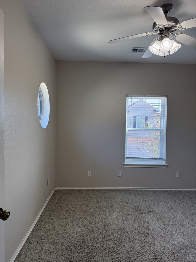 Building Photo - 1425 W Villa Maria Rd