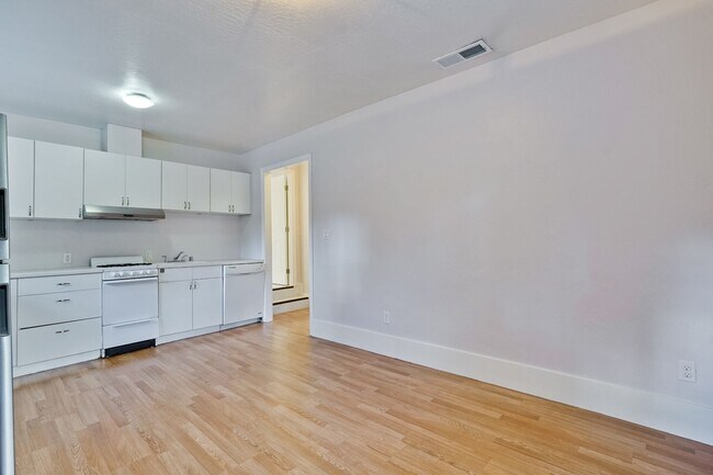 Building Photo - Private ADU with Fenced Yard, Indoor Laundry, and Prime Location