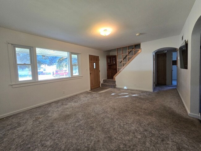 Building Photo - 4 bed, 1 bath House with 1 car garage