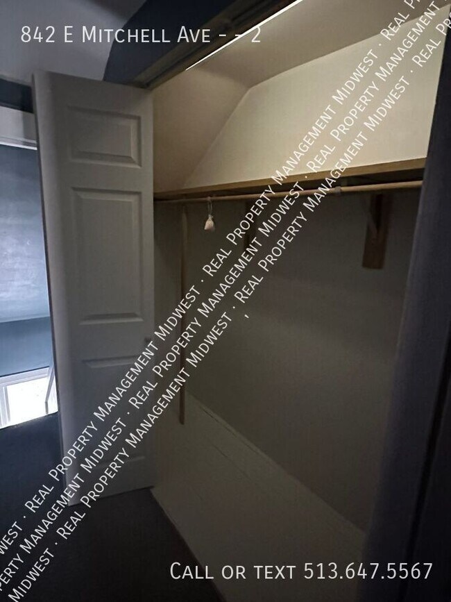 Building Photo - 842 E Mitchell Ave