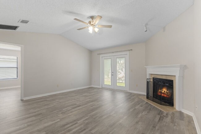 Building Photo - NEWLY RENOVATED in MANDARIN, 3-Bedroom Hom...
