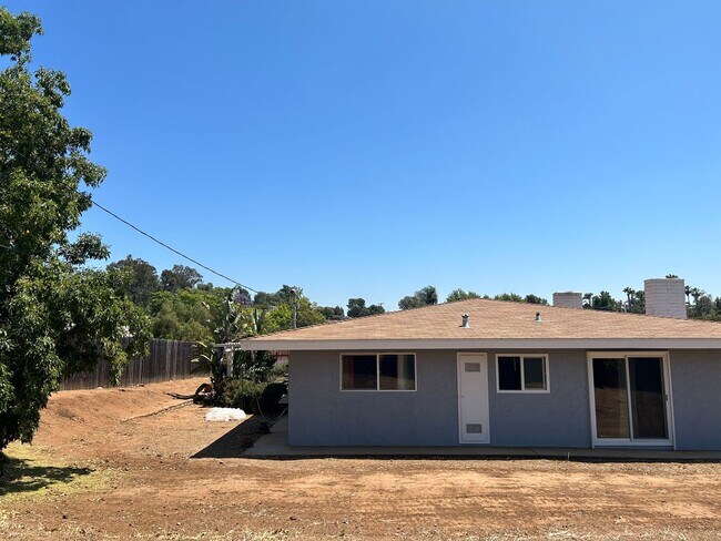 Building Photo - RURAL CHARM ON TOP OF THE HILLS IN VISTA