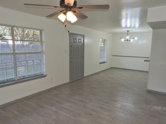 Building Photo - 408 E Coombs St