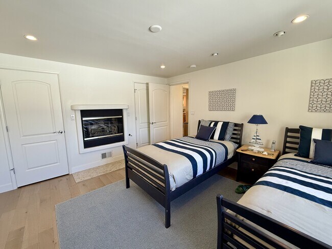 Building Photo - 3744 Ocean Dr