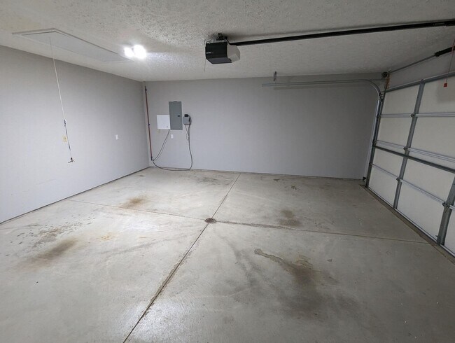 Building Photo - Spacious 3-Bedroom Ranch with Private Mast...