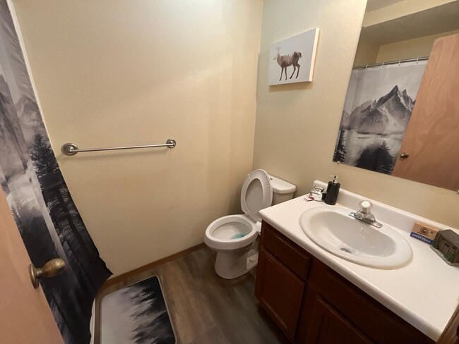 Building Photo - Spacious Duplex