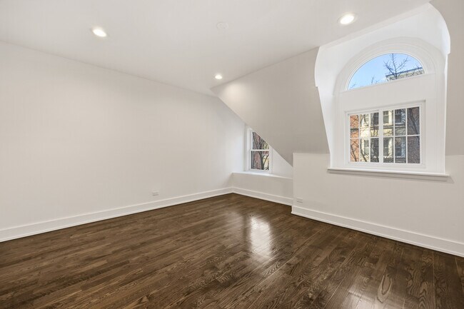 Building Photo - 2107 N Clark St