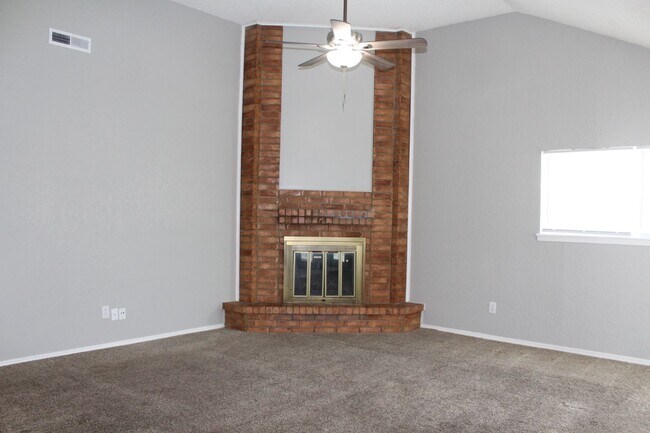 Building Photo - 3 bed 2 bath