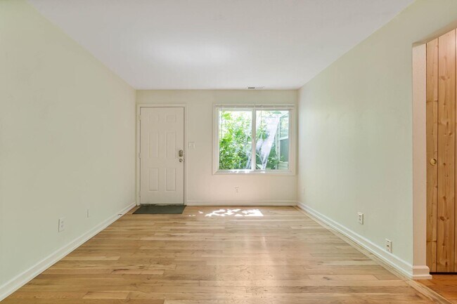 Building Photo - $300 off first month! Beautifully remodeled 1-bdrm/1-bath in 7-plex—Off-street parking, shared la...