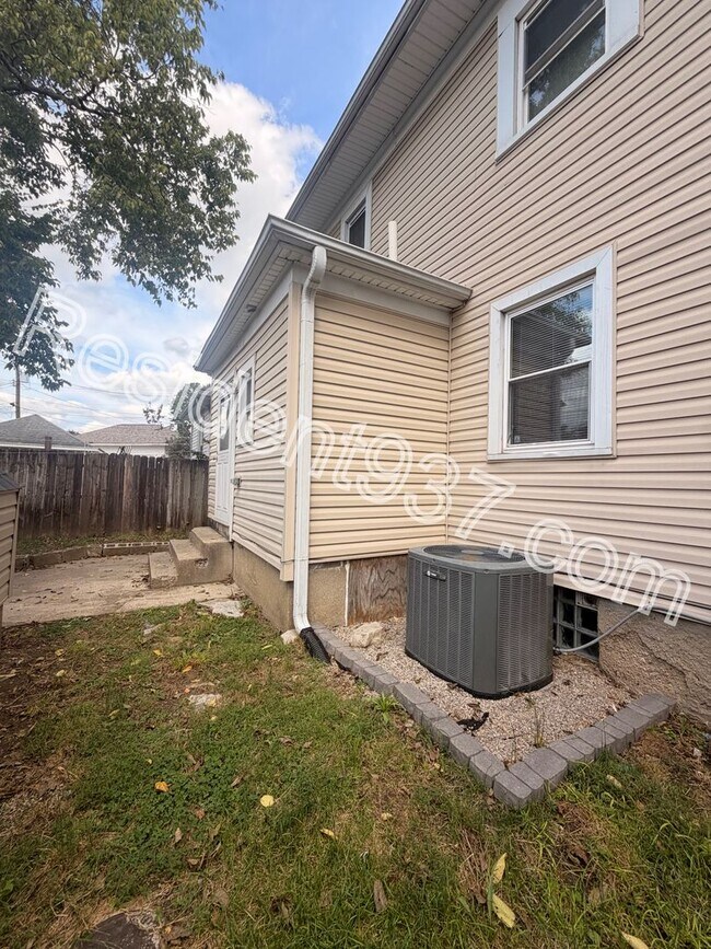 Building Photo - 617 Wellmeier Ave