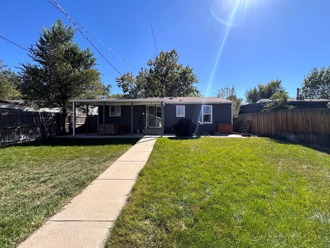 Building Photo - 1571 W Cedar Ave
