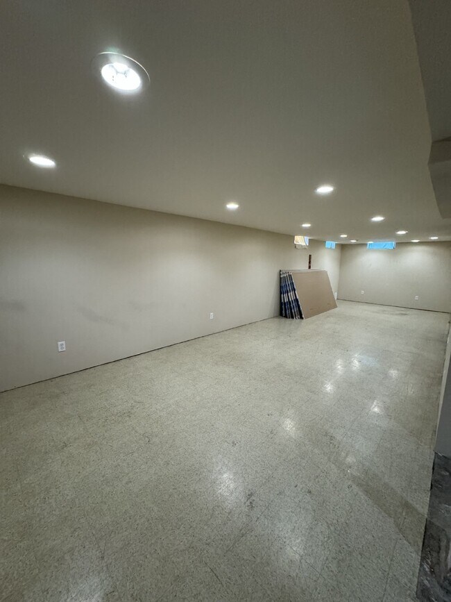 Building Photo - 3 bedroom, 1 bathroom house with partially...