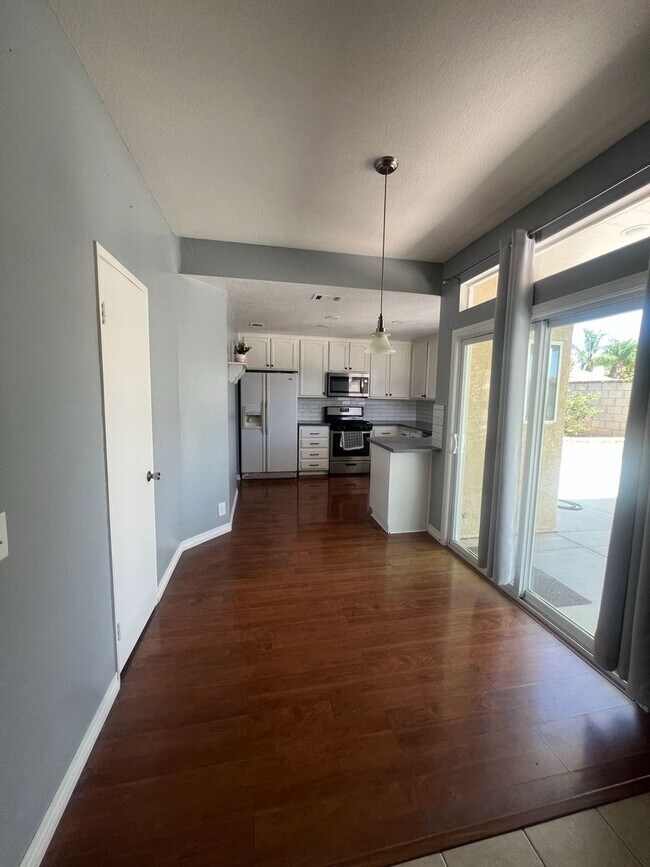 Building Photo - Welcome Home in the Desirable Orangecrest Community!