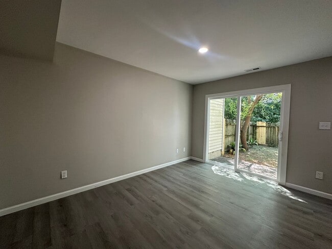 Building Photo - 606 Myrtlewood Cir