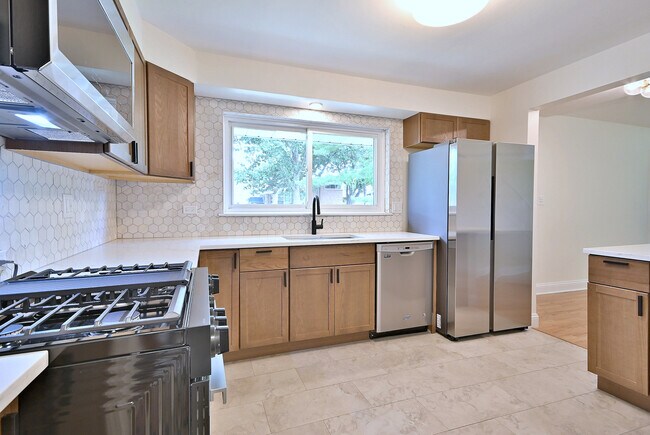 Building Photo - 6750 N Kostner Ave