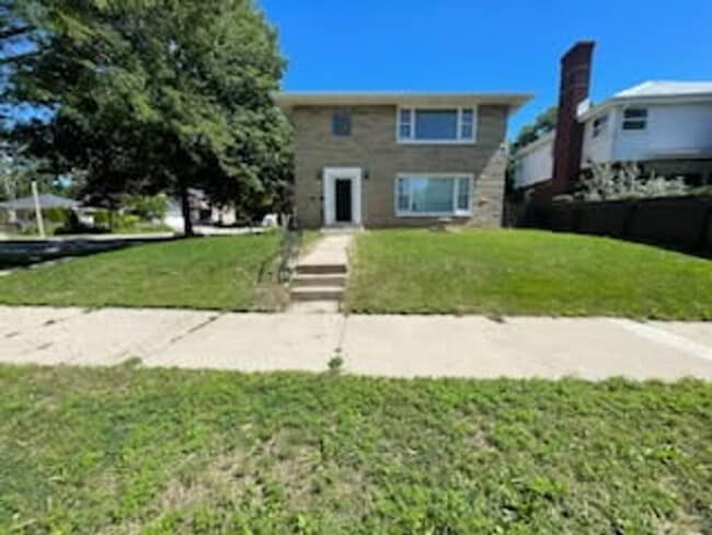 Building Photo - 4338 N Sheffield Ave