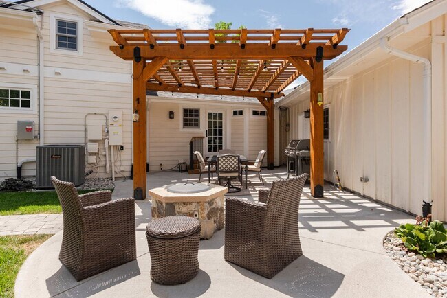 Building Photo - 5 Bedroom 2.5 Bath Retreat in Prime Arvada...