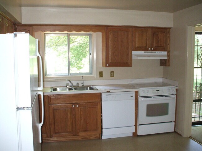 Building Photo - West End Regency Area