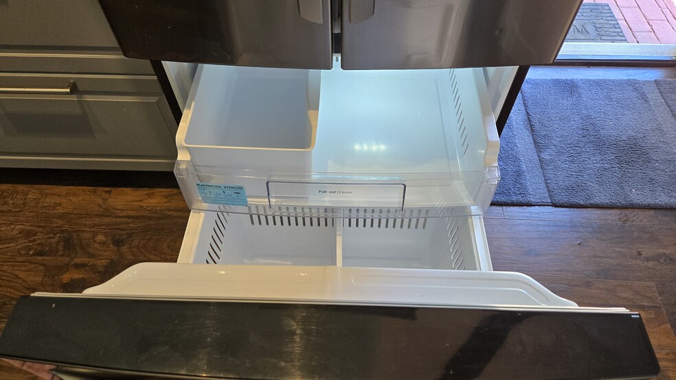 Larger drawer freezer with ice maker - 10224 Aviary Dr