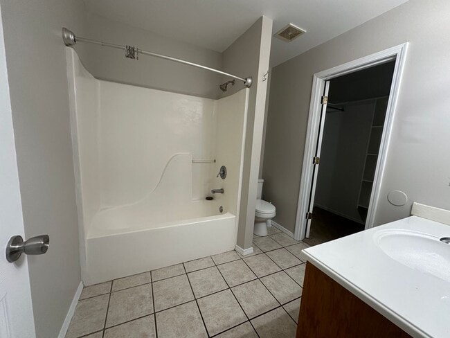 Building Photo - Welcome to this charming 3-bedroom, 2-bath...