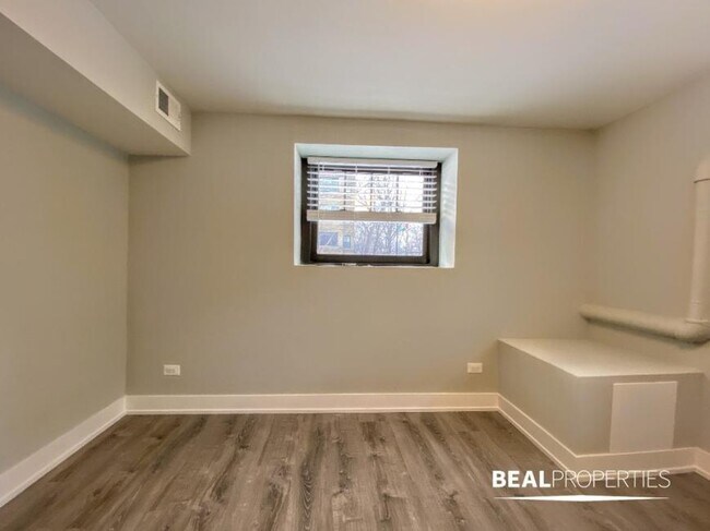 Building Photo - 2 bedroom in EVANSTON IL 60202
