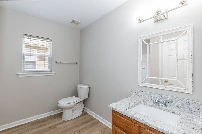 Building Photo - Four Bedroom Home in Sought After Neighborhood!