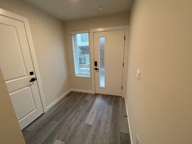 Building Photo - 4Bd/3.5Ba Snohomish Townhouse