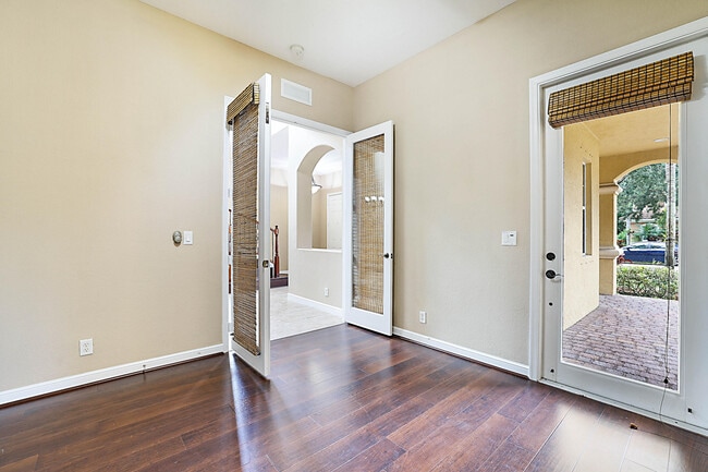 Building Photo - 748 Cresta Cir