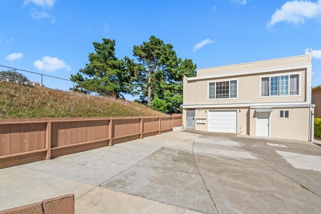 Building Photo - 101 Cerro Dr