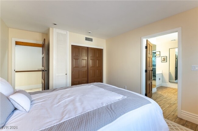 Building Photo - 2845 Queens Courtyard Dr