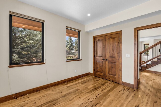 Building Photo - Stunning Mountain Retreat