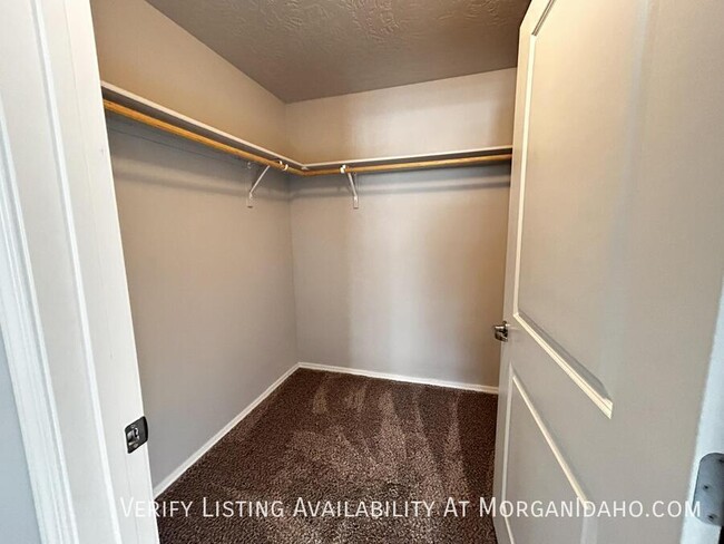 Building Photo - $500 off first month! 925 sqft 1-bed. Grou...