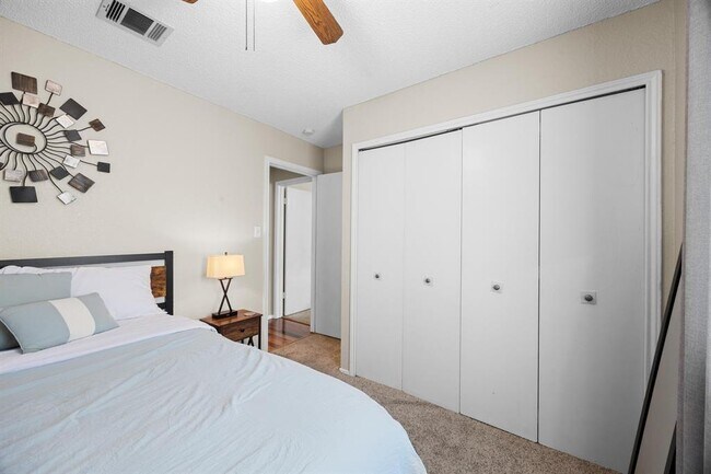 Building Photo - 1111 Fairlawn Cove