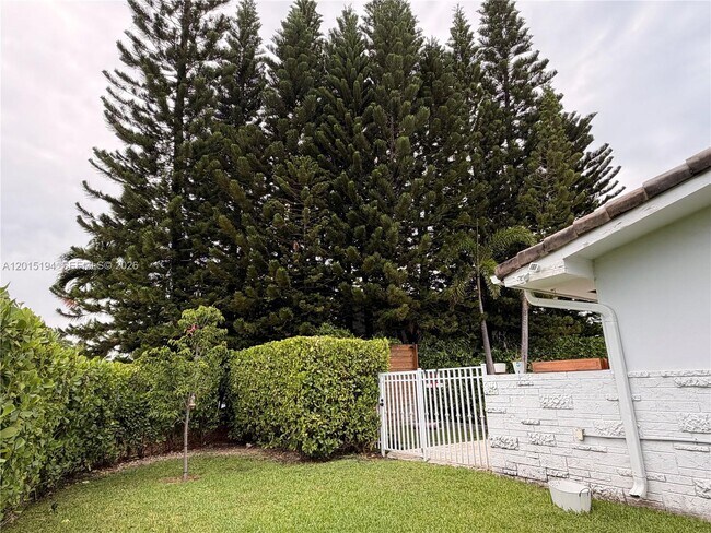 Building Photo - 11445 N Bayshore Dr