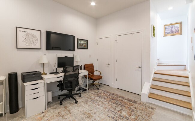 Building Photo - Three Bed Olde Kensington Home