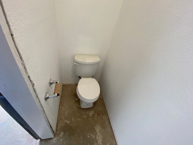 Building Photo - Fully Renovated Home on 5 Acres