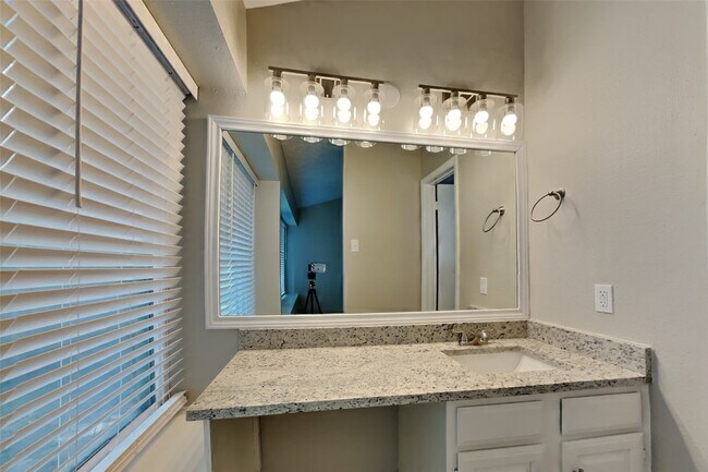 Building Photo - 10207 Horseshoe Bend Dr