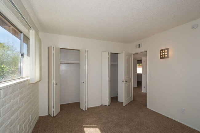 Building Photo - 4557 E Bellevue St