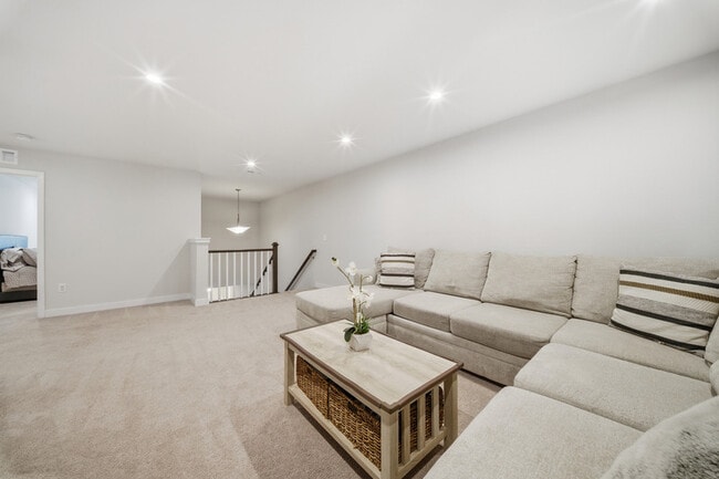 Building Photo - 1617 Catbird Ln