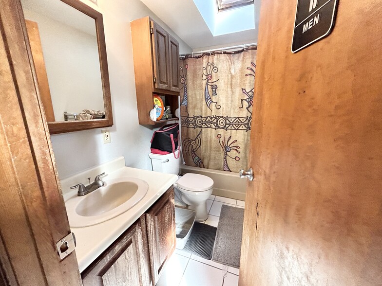 Building Photo - 33 Lawn St