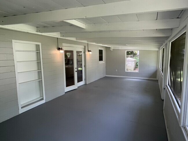 Building Photo - 1500 Wildrose Ln