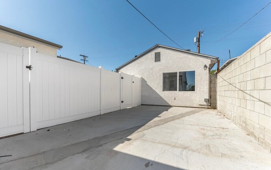 Building Photo - 6511 Clybourn Ave