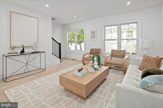 Building Photo - 909 N Irving St