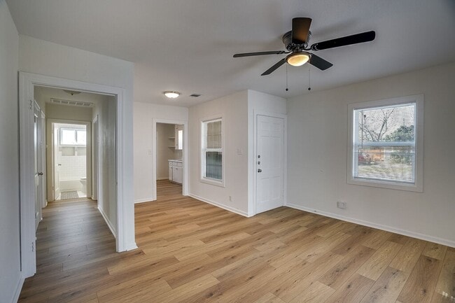 Building Photo - 2933 Moss St