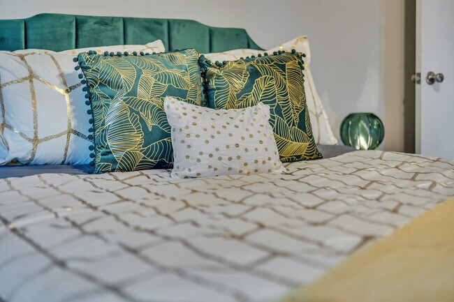 Building Photo - 2160 Lenox Rd NE