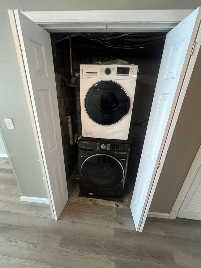 Building Photo - 405 Hamilton St